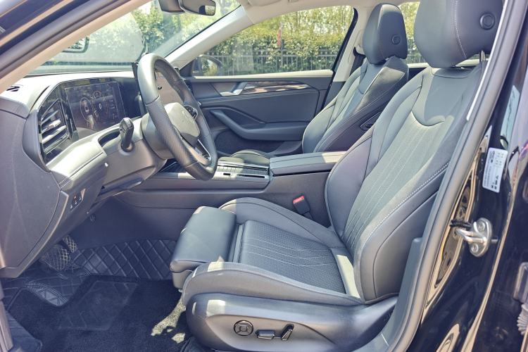 Used Volkswagen Magotan 2024 300TSI DSG Prestige Edition—A Real Eye-Catcher Driver Seat