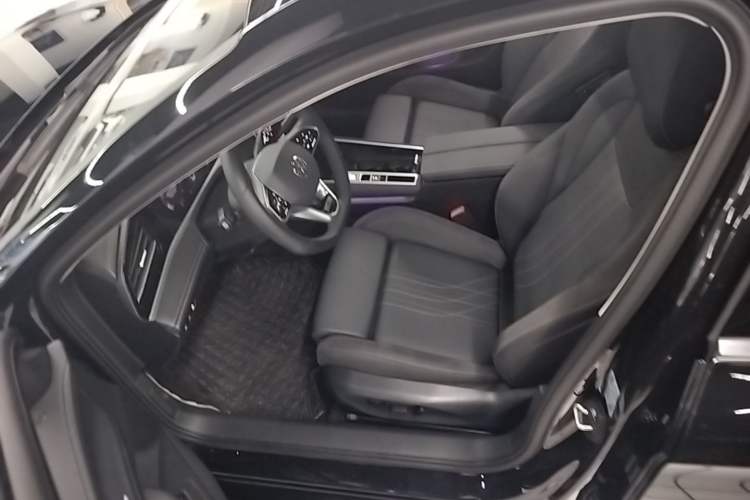 Used Volkswagen Magotan 2024 300TSI DSG Prestige Edition—A Real Eye-Catcher Driver Seat