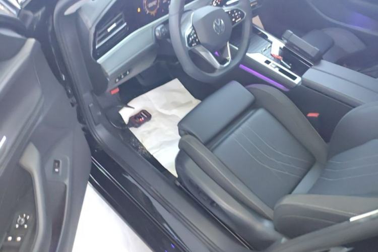 Used Volkswagen Magotan 2024 300TSI DSG Prestige Edition—A Real Eye-Catcher Driver Seat