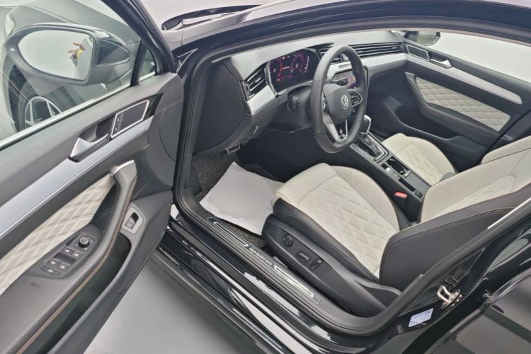 Used Volkswagen Magotan 2024 2 Million Units Zhongxiang Version 330TSI DSG Luxury Edition Driver Seat