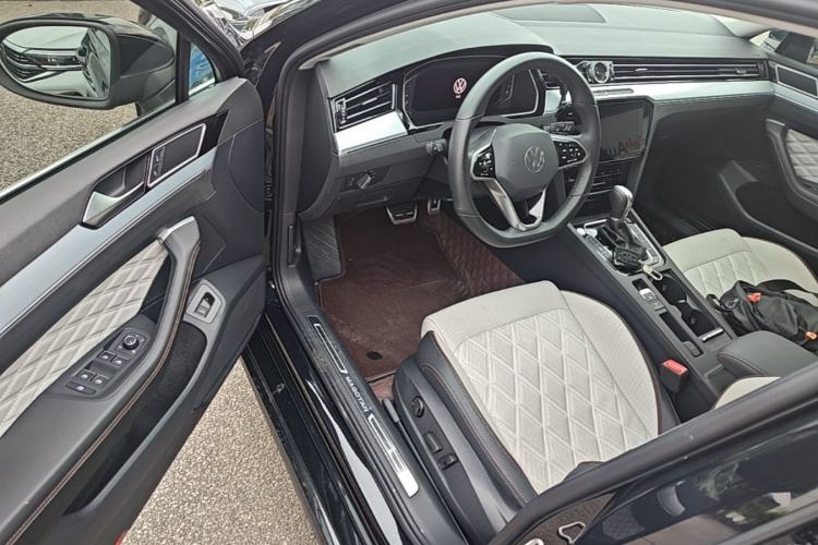 Used Volkswagen Magotan 2024 2 Million Units Zhongxiang Version 330TSI DSG Luxury Edition Driver Seat
