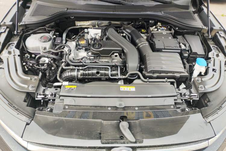 Used Volkswagen Magotan 2024 300TSI DSG Prestige Edition—A Real Eye-Catcher Engine Bay