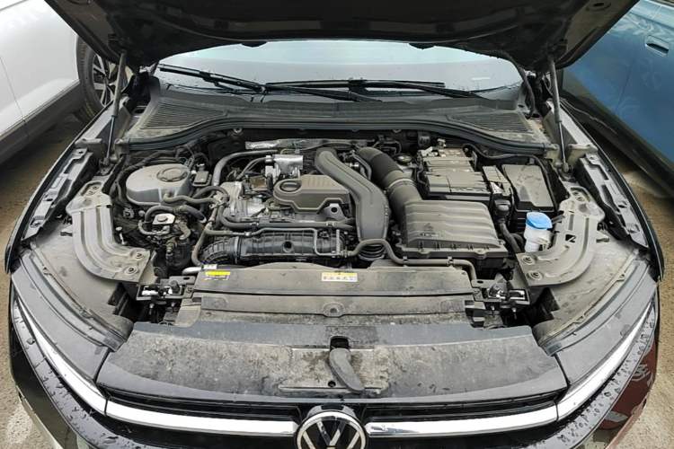 Used Volkswagen Magotan 2024 300TSI DSG Prestige Edition—A Real Eye-Catcher Engine Bay