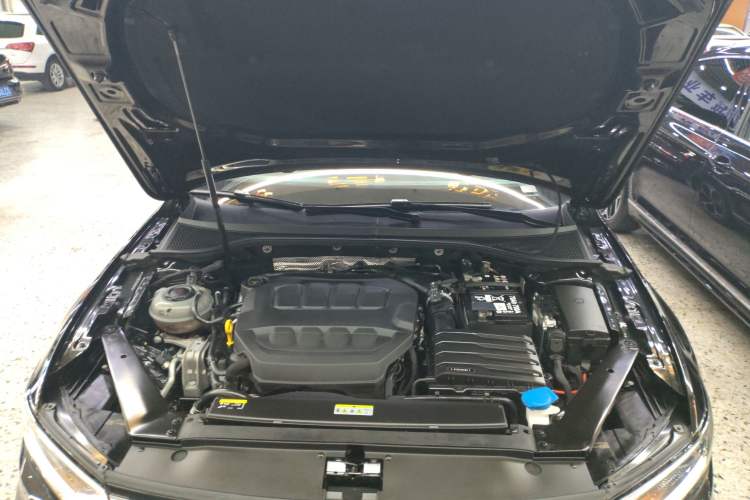 Used Volkswagen Magotan 2024 2 Million Units Zhongxiang Version 330TSI DSG Luxury Edition Engine Bay