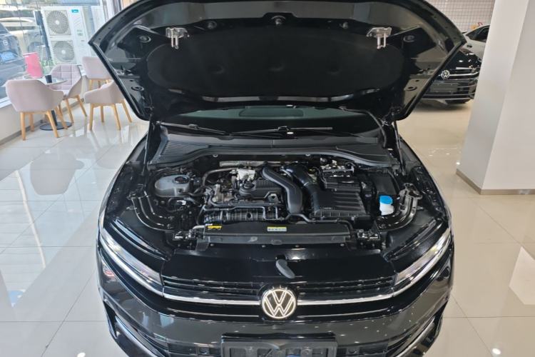 Used Volkswagen Magotan 2024 300TSI DSG Prestige Edition—A Real Eye-Catcher Engine Bay