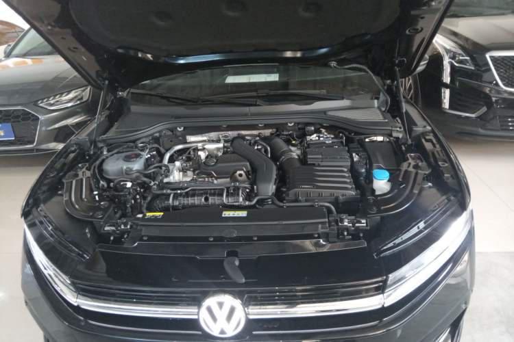 Used Volkswagen Magotan 2024 300TSI DSG Prestige Edition—A Real Eye-Catcher Engine Bay