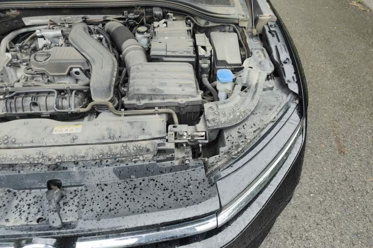 Used Volkswagen Magotan 2024 300TSI DSG Prestige Edition—A Real Eye-Catcher Engine Bay Left