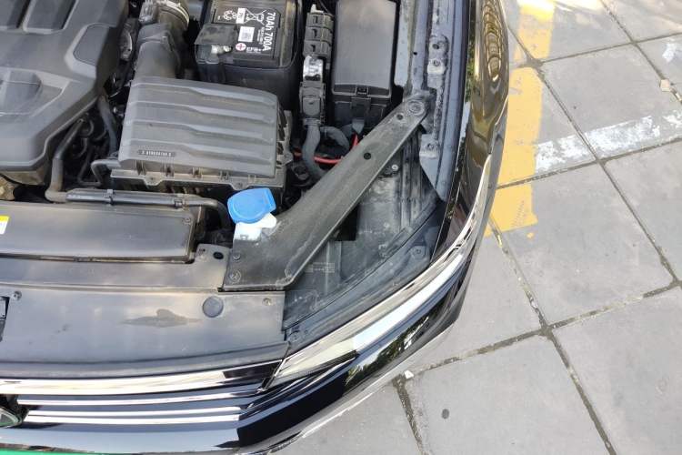 Used Volkswagen Magotan 2024 2 Million Units Zhongxiang Version 330TSI DSG Luxury Edition Engine Bay Left