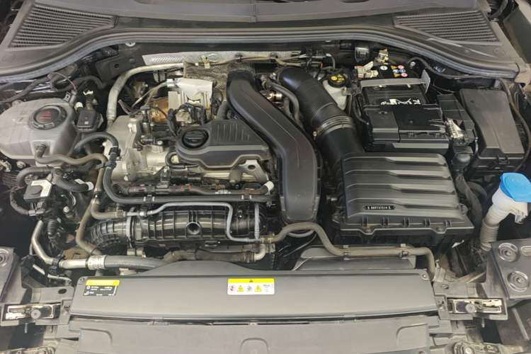 Used Volkswagen Magotan 2024 300TSI DSG Prestige Edition—A Real Eye-Catcher Engine Bay