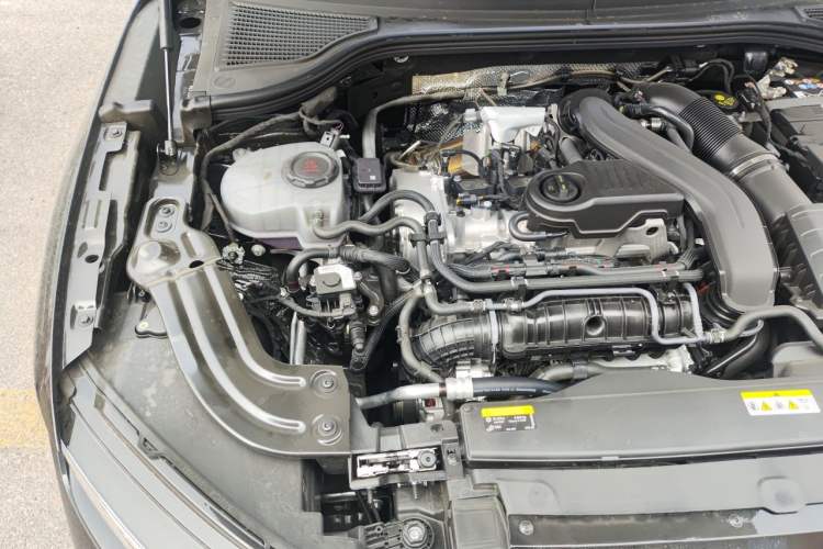 Used Volkswagen Magotan 2024 300TSI DSG Prestige Edition—A Real Eye-Catcher Engine Bay Right
