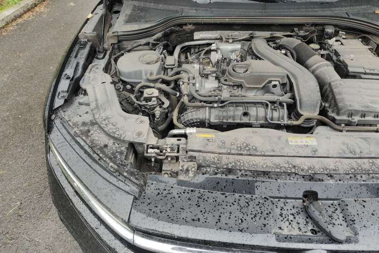 Used Volkswagen Magotan 2024 300TSI DSG Prestige Edition—A Real Eye-Catcher Engine Bay Right