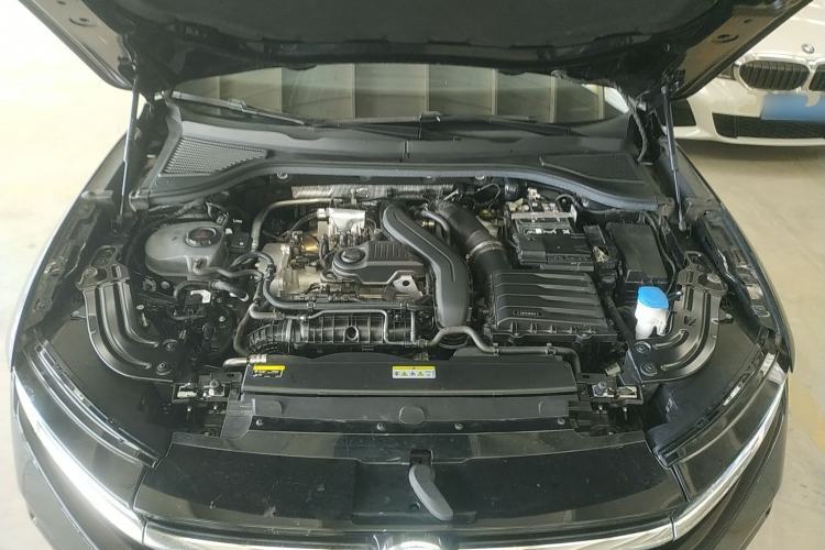 Used Volkswagen Magotan 2024 300TSI DSG Prestige Edition—A Real Eye-Catcher Engine Bay