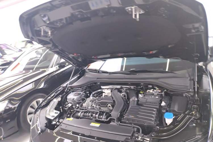 Used Volkswagen Magotan 2024 300TSI DSG Prestige Edition—A Real Eye-Catcher Engine Bay