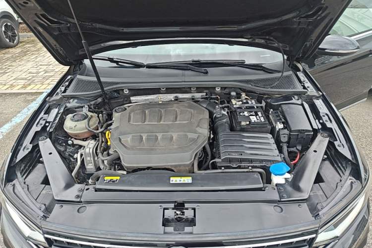 Used Volkswagen Magotan 2024 2 Million Units Zhongxiang Version 330TSI DSG Luxury Edition Engine Bay