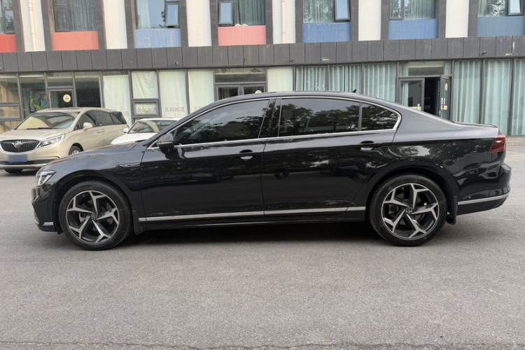 Used Volkswagen Magotan 2024 2 Million Units Zhongxiang Version 330TSI DSG Luxury Edition Exterior 3