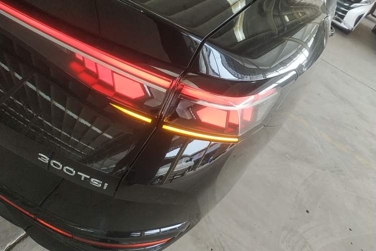 Used Volkswagen Magotan 2024 300TSI DSG Prestige Edition—A Real Eye-Catcher Exterior 3