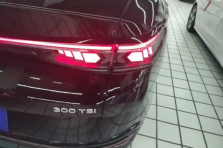 Used Volkswagen Magotan 2024 300TSI DSG Prestige Edition—A Real Eye-Catcher Exterior 3