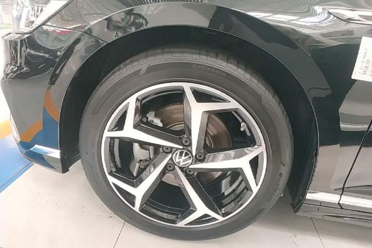 Used Volkswagen Magotan 2024 2 Million Units Zhongxiang Version 330TSI DSG Luxury Edition Exterior 4