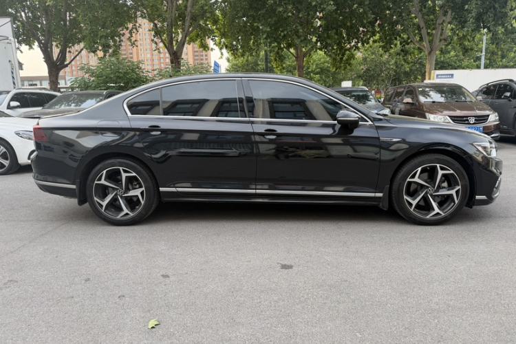 Used Volkswagen Magotan 2024 2 Million Units Zhongxiang Version 330TSI DSG Luxury Edition Exterior 4