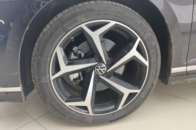 Used Volkswagen Magotan 2024 2 Million Units Zhongxiang Version 330TSI DSG Luxury Edition Exterior 4
