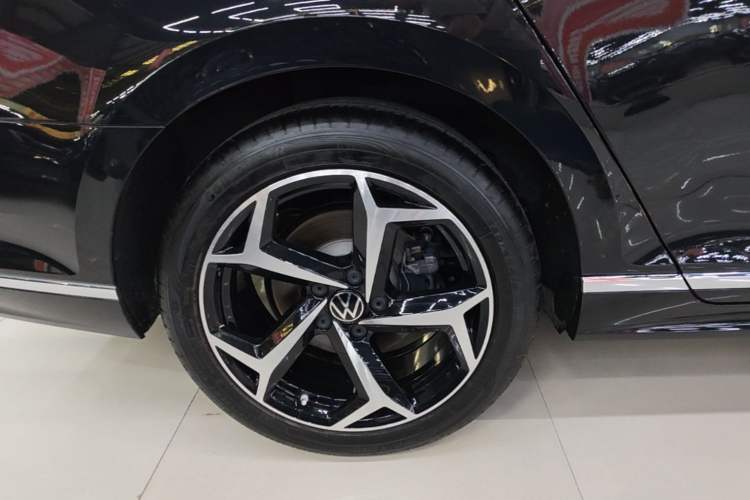 Used Volkswagen Magotan 2024 2 Million Units Zhongxiang Version 330TSI DSG Luxury Edition Exterior 5