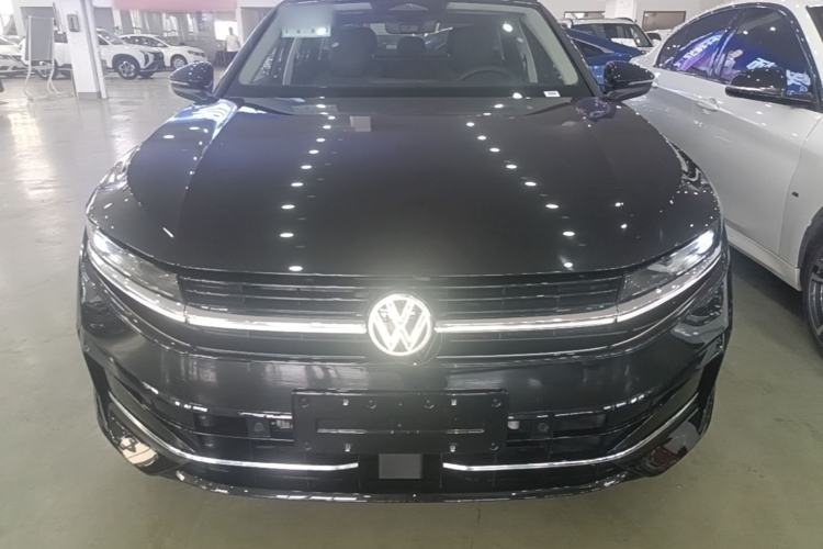 Used Volkswagen Magotan 2024 300TSI DSG Prestige Edition—A Real Eye-Catcher Front
