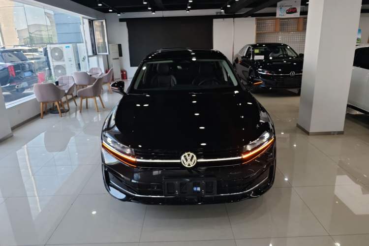 Used Volkswagen Magotan 2024 300TSI DSG Prestige Edition—A Real Eye-Catcher Front