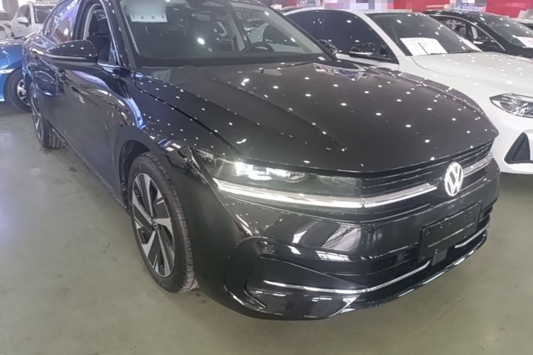 Used Volkswagen Magotan 2024 300TSI DSG Prestige Edition—A Real Eye-Catcher Front Right 45 Deg