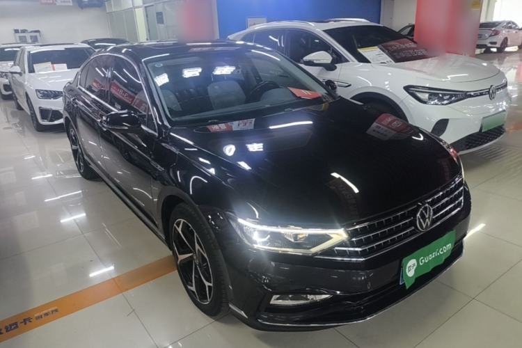 Used Volkswagen Magotan 2024 2 Million Units Zhongxiang Version 330TSI DSG Luxury Edition Front Right 45 Deg