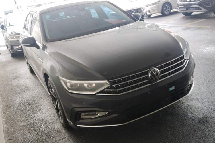 Used Volkswagen Magotan 2024 2 Million Units Zhongxiang Version 330TSI DSG Luxury Edition Front Right 45 Deg