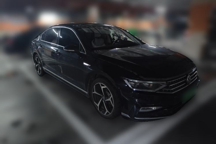 Used Volkswagen Magotan 2024 2 Million Units Zhongxiang Version 330TSI DSG Luxury Edition Front Right 45 Deg