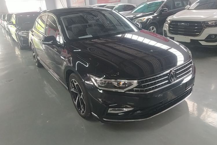 Used Volkswagen Magotan 2024 2 Million Units Zhongxiang Version 330TSI DSG Luxury Edition Front Right 45 Deg