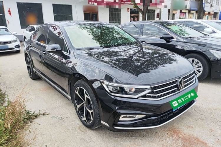 Used Volkswagen Magotan 2024 2 Million Units Zhongxiang Version 330TSI DSG Luxury Edition Front Right 45 Deg