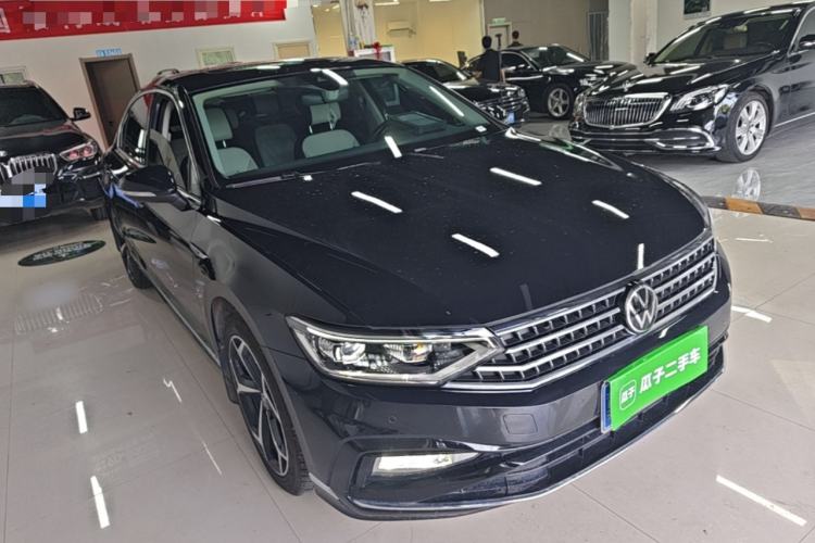 Used Volkswagen Magotan 2024 2 Million Units Zhongxiang Version 330TSI DSG Luxury Edition Front Right 45 Deg