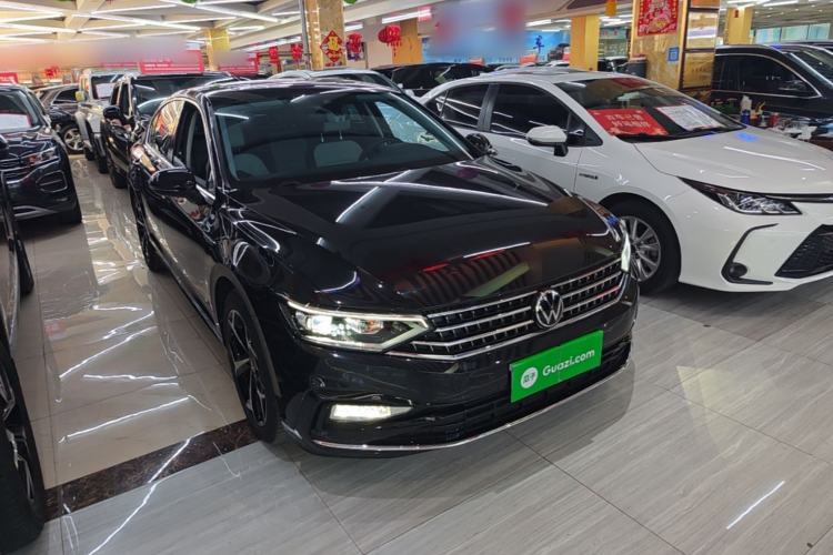 Used Volkswagen Magotan 2024 2 Million Units Zhongxiang Version 330TSI DSG Luxury Edition Front Right 45 Deg