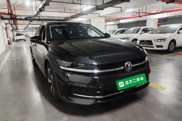 Used Volkswagen Magotan 2024 300TSI DSG Prestige Edition—A Real Eye-Catcher Front Right 45 Deg