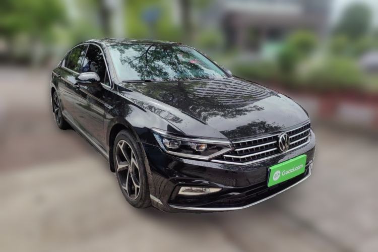Used Volkswagen Magotan 2024 2 Million Units Zhongxiang Version 330TSI DSG Luxury Edition Front Right 45 Deg
