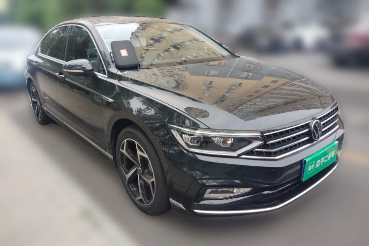 Used Volkswagen Magotan 2024 2 Million Units Zhongxiang Version 330TSI DSG Luxury Edition Front Right 45 Deg