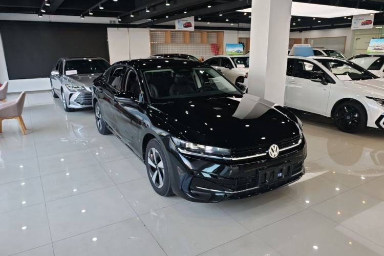 Used Volkswagen Magotan 2024 300TSI DSG Prestige Edition—A Real Eye-Catcher Front Right 45 Deg