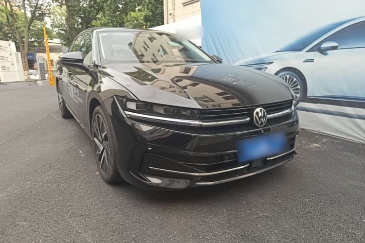 Used Volkswagen Magotan 2024 380TSI DSG Ultimate Edition Front Right 45 Deg