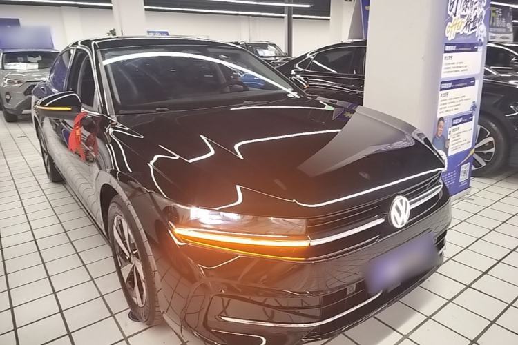Used Volkswagen Magotan 2024 300TSI DSG Prestige Edition—A Real Eye-Catcher Front Right 45 Deg
