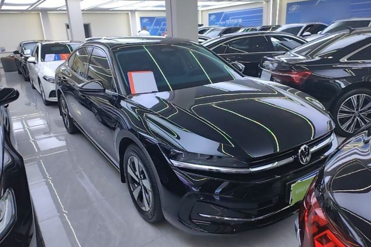 Used Volkswagen Magotan 2024 300TSI DSG Prestige Edition—A Real Eye-Catcher Front Right 45 Deg