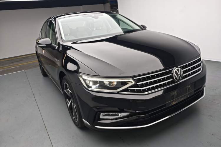 Used Volkswagen Magotan 2024 2 Million Units Zhongxiang Version 330TSI DSG Luxury Edition Front Right 45 Deg