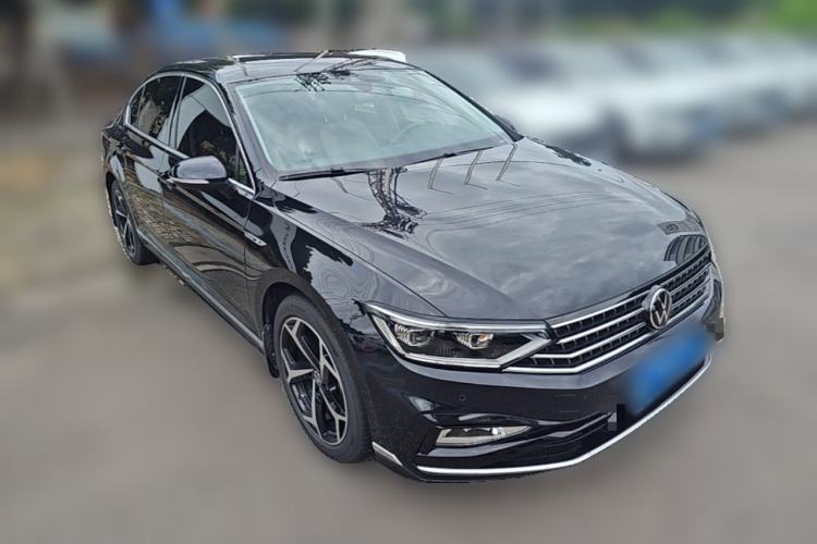 Used Volkswagen Magotan 2024 2 Million Units Zhongxiang Version 330TSI DSG Luxury Edition Front Right 45 Deg