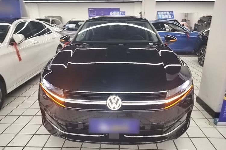 Used Volkswagen Magotan 2024 300TSI DSG Prestige Edition—A Real Eye-Catcher Front