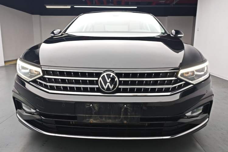Used Volkswagen Magotan 2024 2 Million Units Zhongxiang Version 330TSI DSG Luxury Edition Front