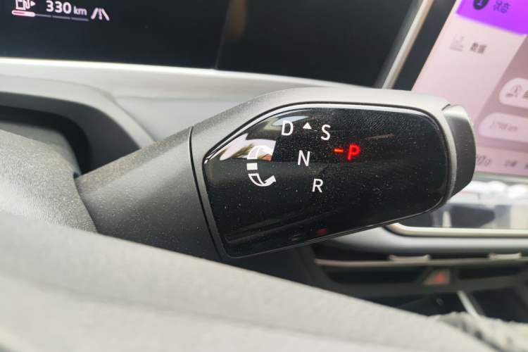 Used Volkswagen Magotan 2024 300TSI DSG Prestige Edition—A Real Eye-Catcher Gear Lever