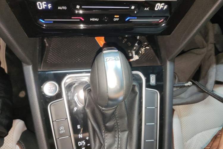Used Volkswagen Magotan 2024 2 Million Units Zhongxiang Version 330TSI DSG Luxury Edition Gear Lever