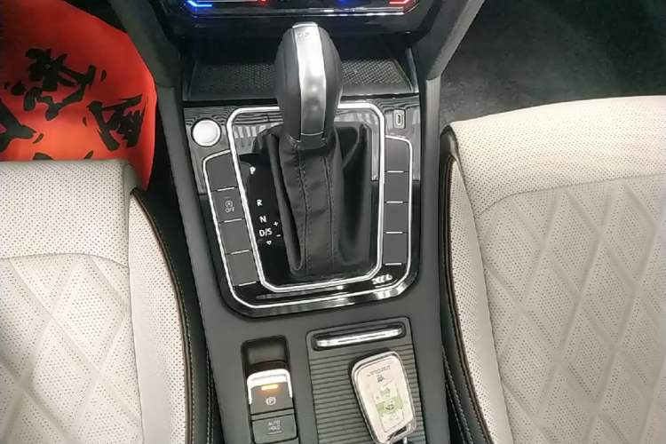Used Volkswagen Magotan 2024 2 Million Units Zhongxiang Version 330TSI DSG Luxury Edition Gear Lever