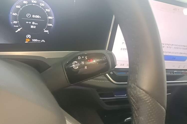 Used Volkswagen Magotan 2024 300TSI DSG Prestige Edition—A Real Eye-Catcher Gear Lever